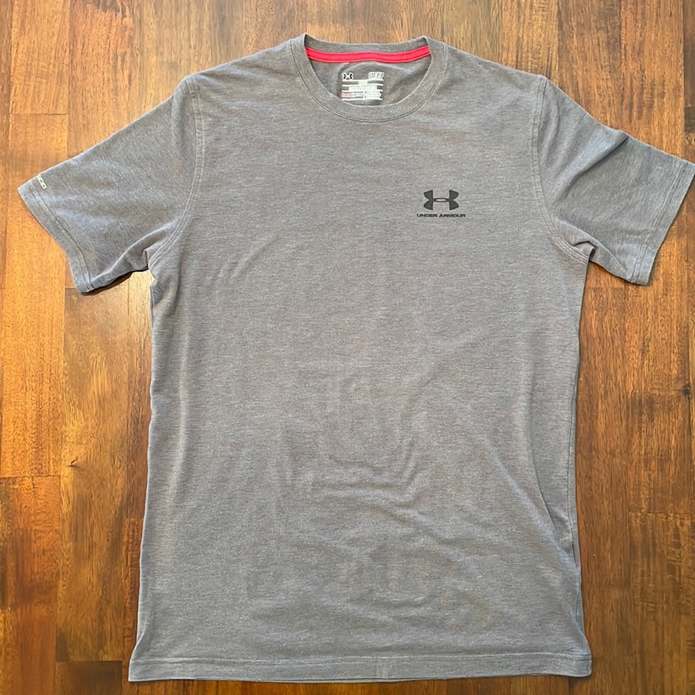 Mens Under Armour Small T-Shirt